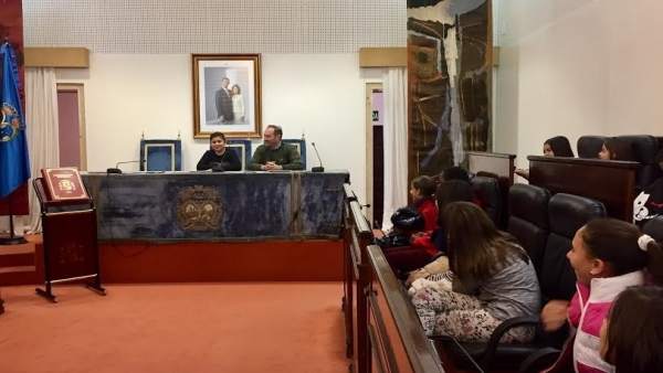 Alumnos de quinto y sexto de primaria conocen el funcionamiento de la Diputación Alumnos de quinto y sexto de primaria conocen el funcionamiento de la Diputación