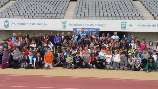Escolares malagueños práctica atletismo estadio ciudad de málaga Vivas Escolares malagueños práctica atletismo estadio ciudad de málaga Vivas