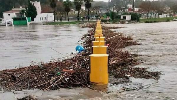Barrera antinarcos del río Guadarranque tras el último temporal Barrera antinarcos del río Guadarranque tras el último temporal