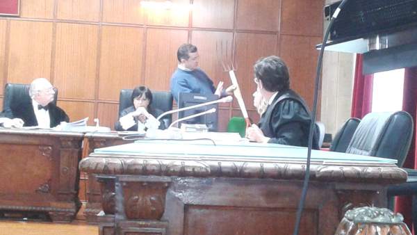 El agente muestra al tribunal la horca de cinco puntas El agente muestra al tribunal la horca de cinco puntas