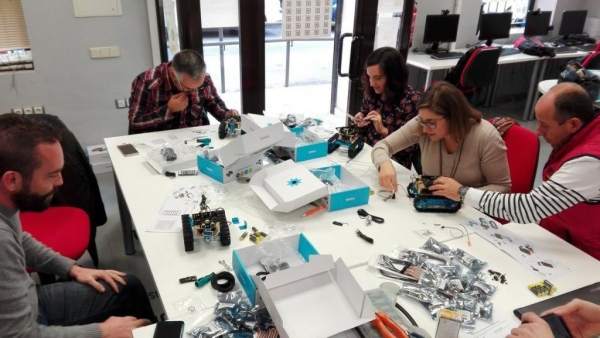La Junta imparte talleres de robótica a través de los Guadalinfo La Junta imparte talleres de robótica a través de los Guadalinfo