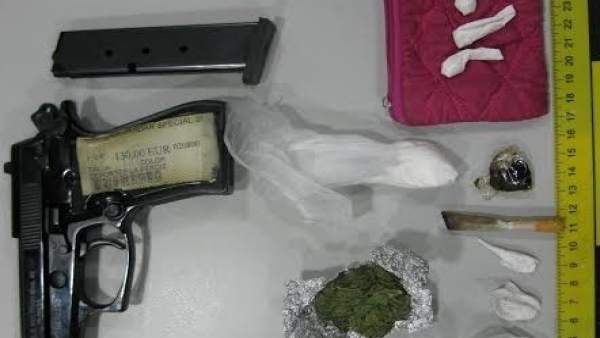 La droga y el arma aprehendidas por la Guardia Civil La droga y el arma aprehendidas por la Guardia Civil