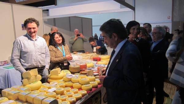 Miguel Ángel Revilla y Gema Igual en la XIII Feria del Producto Cántabro Miguel Ángel Revilla y Gema Igual en la XIII Feria del Producto Cántabro