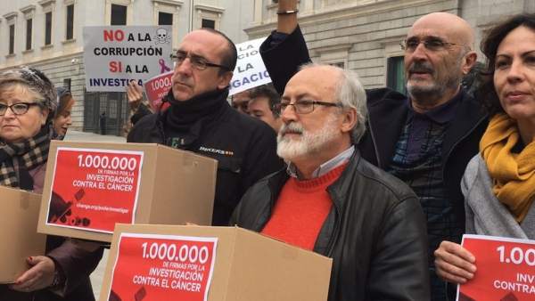 Entrega de firmas para la investigación contra el cáncer Entrega de firmas para la investigación contra el cáncer