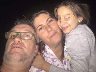 Nadia con sus padres.