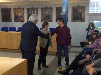 La consellera M.Borràs entrega llaves de pisos sociales en Olot