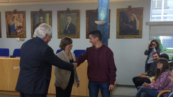 Entrega de llaves de pisos sociales en Olot. Entrega de llaves de pisos sociales en Olot.