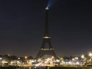 La torre Eiffel (París) se ha apagado en protesta por la situación vivida en Siria.