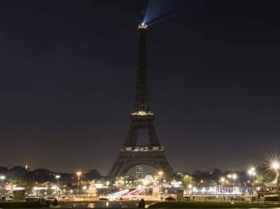 La torre Eiffel (París) se ha apagado en protesta por la situación vivida en Siria.