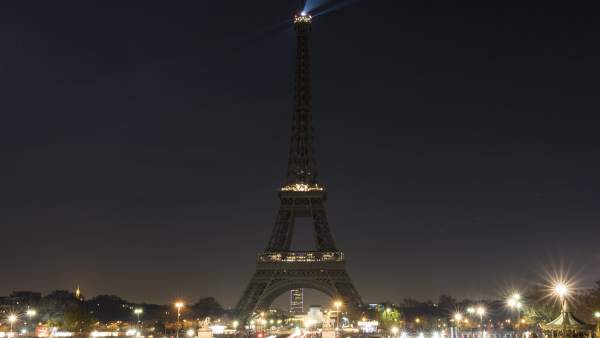 La torre Eiffel (París) se ha apagado en protesta por la situación vivida en Siria. La torre Eiffel (París) se ha apagado en protesta por la situación vivida en Siria.