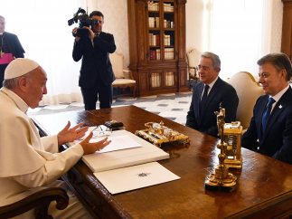 El papa se reúne con Santos y Uribe