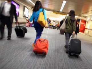 Pasajeros con maleta en aeropuerto