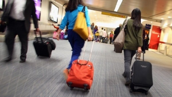 Pasajeros con maleta en aeropuerto Pasajeros con maleta en aeropuerto