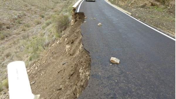 Carretera afectada por las lluvias, socavón, desprendimientos Carretera afectada por las lluvias, socavón, desprendimientos