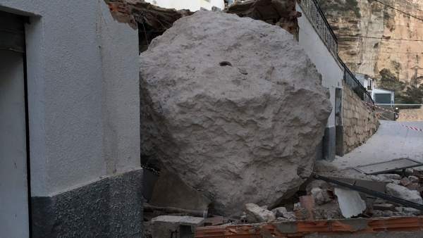 Roca caída en Alcalá del Júcar Roca caída en Alcalá del Júcar