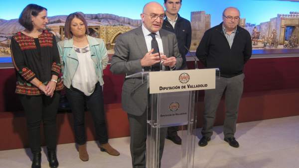 Carnero se dirige a los medios acompañados de portavoces de grupos Carnero se dirige a los medios acompañados de portavoces de grupos