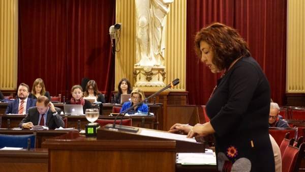 La diputada del PI, Maria Antònia Sureda, en el pleno de Presupuestos La diputada del PI, Maria Antònia Sureda, en el pleno de Presupuestos