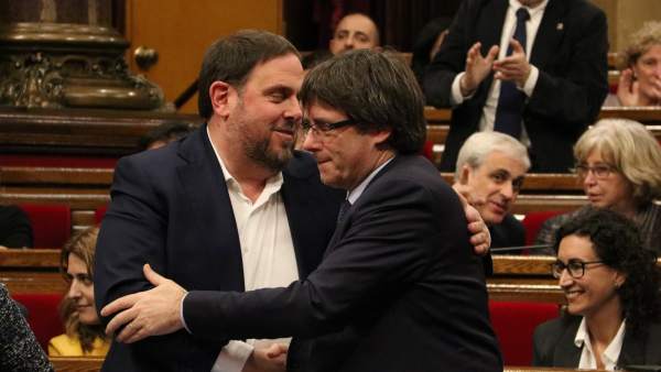 Encajada de manos entre Oriol Junqueras y Carles Puigdemont. Encajada de manos entre Oriol Junqueras y Carles Puigdemont.