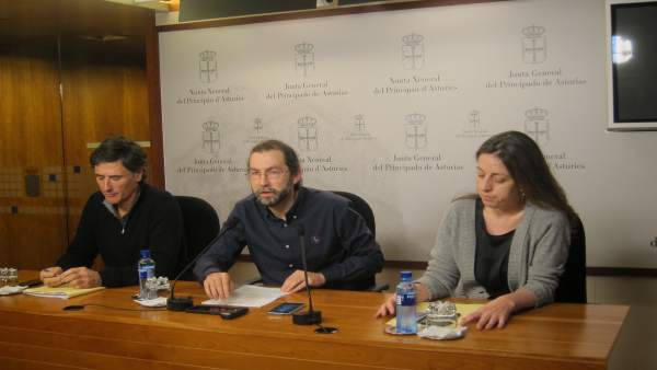 El portavoz de Podemos, Emilio León, y los diputados Enrique López y Lorena Gil. El portavoz de Podemos, Emilio León, y los diputados Enrique López y Lorena Gil.