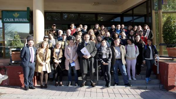 El rector de la UJA con el alumnado de las becas de Atracción de Talento El rector de la UJA con el alumnado de las becas de Atracción de Talento