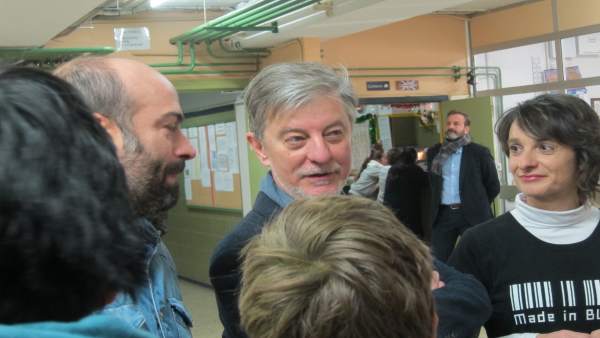 El alcalde de Zaragoza, Pedro Santisteve en el IES Blecua El alcalde de Zaragoza, Pedro Santisteve en el IES Blecua