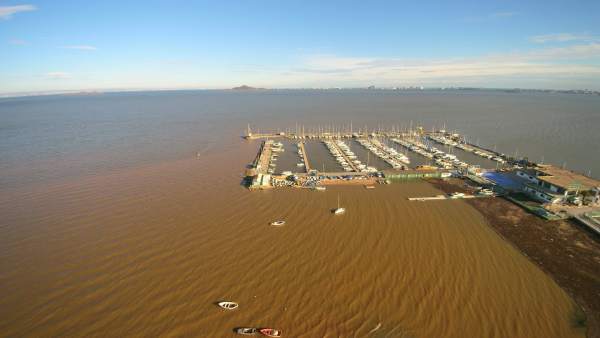 Acumulación de sedimentos y materiales sólidos al Oeste del puerto de Los Nietos Acumulación de sedimentos y materiales sólidos al Oeste del puerto de Los Nietos