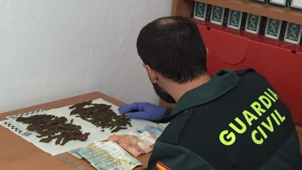 La Guardia civil se incauta de 54 barritas de hachís La Guardia civil se incauta de 54 barritas de hachís