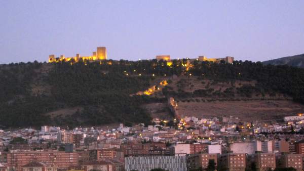 Vista de Jaén con el Castillo de Santa Catalina al fondo. Vista de Jaén con el Castillo de Santa Catalina al fondo.