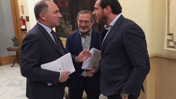 El alcalde de Valladolid charla con los concejales Manuel Saravia y Antonio Gato El alcalde de Valladolid charla con los concejales Manuel Saravia y Antonio Gato