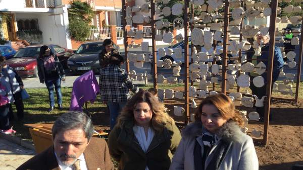 Ángeles Sepúlveda y Beatriz Martín junto a la escultura Ángeles Sepúlveda y Beatriz Martín junto a la escultura