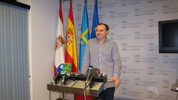 César González. César González.