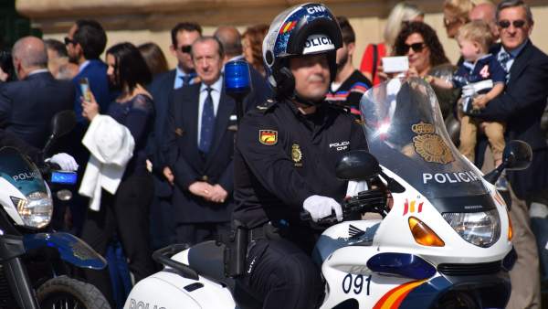 Un agente motorizado de la Policía Nacional, en la plaza del Pilar de Zaragoza. Un agente motorizado de la Policía Nacional, en la plaza del Pilar de Zaragoza.
