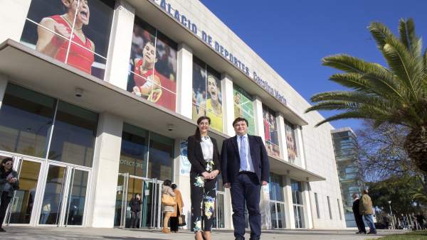 Carolina Marín posa junto al Palacio de los Deportes que lleva su nombre Carolina Marín posa junto al Palacio de los Deportes que lleva su nombre