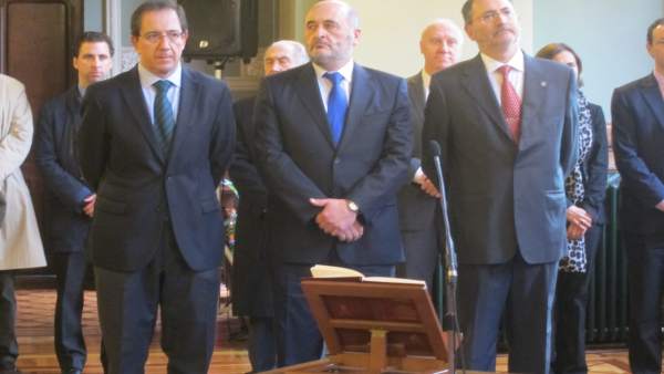 Los tres miembros de la Sindicatura de Cuentas en el acto de toma de posesión. Los tres miembros de la Sindicatura de Cuentas en el acto de toma de posesión.