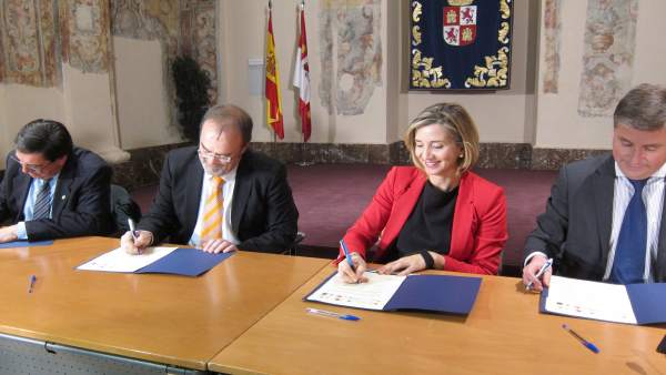 Fernando Rey (segundo por la izquierda) y Alicia García firman el convenio Fernando Rey (segundo por la izquierda) y Alicia García firman el convenio