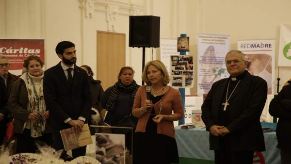 El obispo (dcha.) en la inauguración de la muestra El obispo (dcha.) en la inauguración de la muestra
