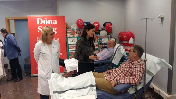 Carmen Montón anima a donar sangre Carmen Montón anima a donar sangre