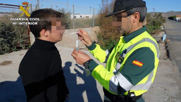 Control de alcoholemia de la Guardia Civil Control de alcoholemia de la Guardia Civil