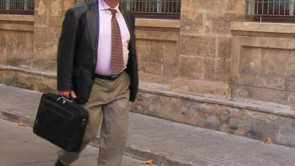 El juez José Castro, bajando la cuesta Juzgados de Palma El juez José Castro, bajando la cuesta Juzgados de Palma