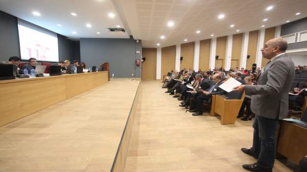 Debate en el Claustro de la Universidad de Sevilla Debate en el Claustro de la Universidad de Sevilla