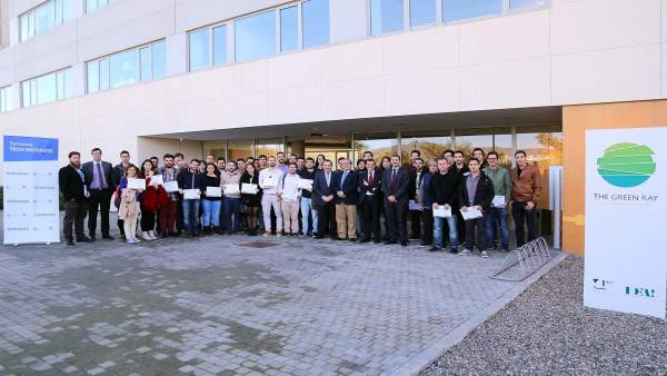 Estudiantes reciben certificados Samsung UMA Tech Institute Estudiantes reciben certificados Samsung UMA Tech Institute