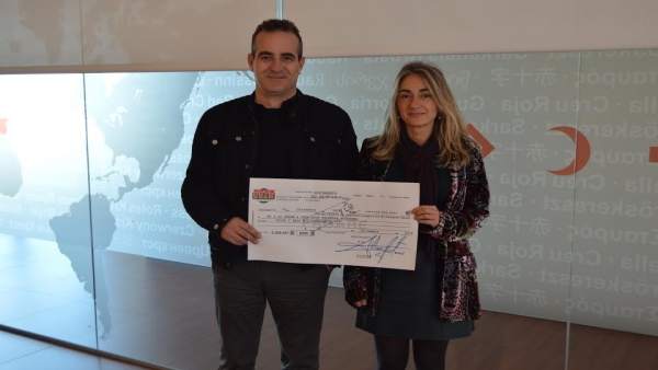 Deza dona 16.500 euros a Cruz Roja Deza dona 16.500 euros a Cruz Roja