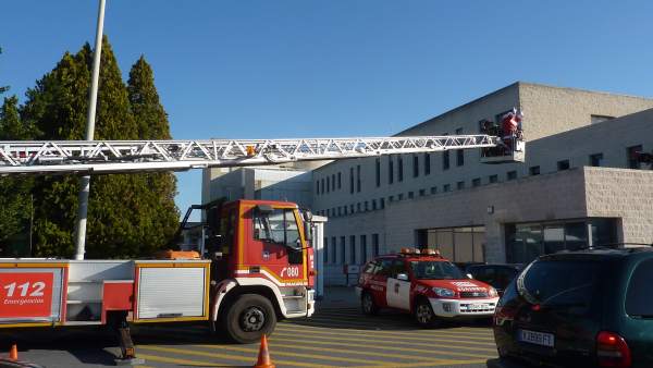 Papa Noel accede junto a los bomberos al hospital Papa Noel accede junto a los bomberos al hospital