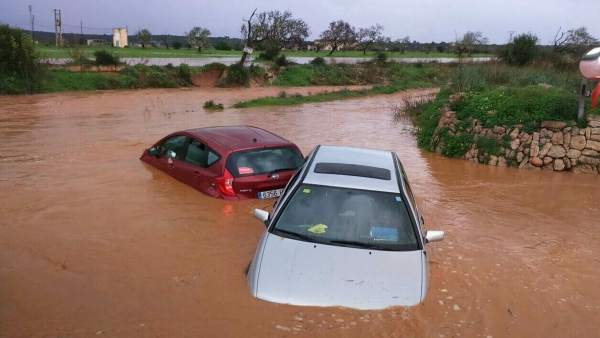 Inundaciones en la carretera en Mallorca por la lluvia Inundaciones en la carretera en Mallorca por la lluvia