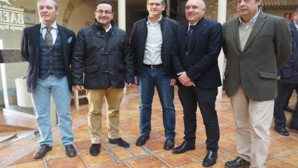 Caravaca (centro), durante el encuentro con instituciones y empresarios Caravaca (centro), durante el encuentro con instituciones y empresarios