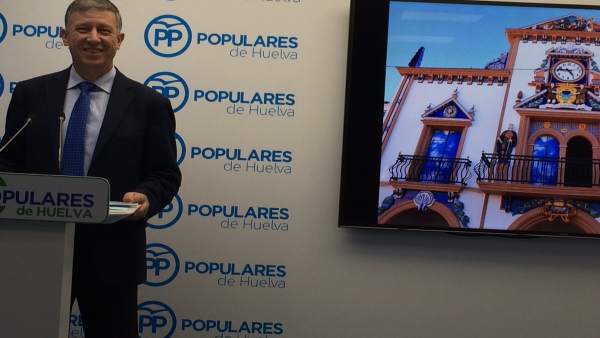 Carmelo Romero junto a una imagen de la nueva fachada Carmelo Romero junto a una imagen de la nueva fachada