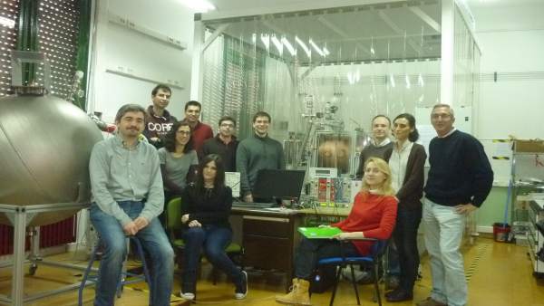 El físico de UZ Igor García Irastorza y su equipo delante del detector TREX-DM El físico de UZ Igor García Irastorza y su equipo delante del detector TREX-DM