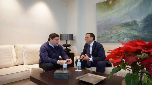El presidente de la Diputación de Huelva, Ignacio Caraballo, con Agustín Galán. El presidente de la Diputación de Huelva, Ignacio Caraballo, con Agustín Galán.