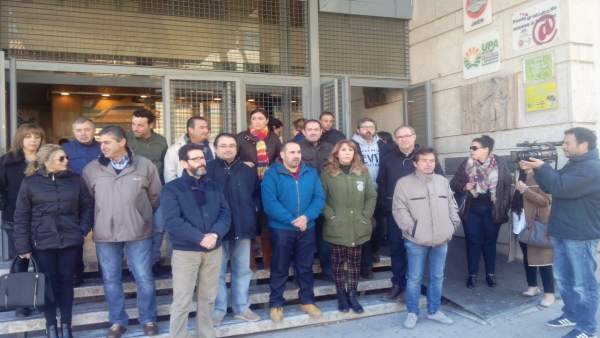Concentración de UGT y CCOO por el fallecimiento de tres temporeros en Rus. Concentración de UGT y CCOO por el fallecimiento de tres temporeros en Rus.