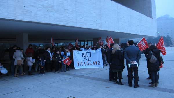 Trabajadores de Lex Nova concentrados ante las Cortes. Trabajadores de Lex Nova concentrados ante las Cortes.